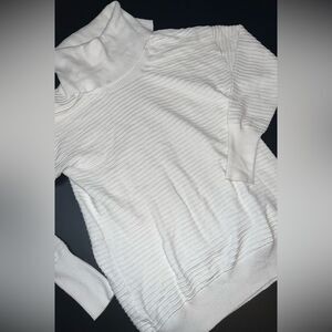 Olive + Oak Off-White Textured Stripes Turtle Neck Sweater Size Small GUC